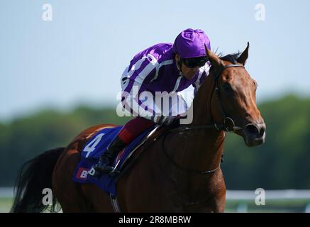 Aktenfoto von 27-05-2023 von Little Big Bear Irdden von Frankie Dettori. Little Big Bear kann Lieblingskenner beim Commonwealth Cup unterstützen, einem von zwei Highlights der Gruppe Eins am vierten Tag im Royal Ascot. Ausgabedatum: Donnerstag, 22. Juni 2023. Stockfoto