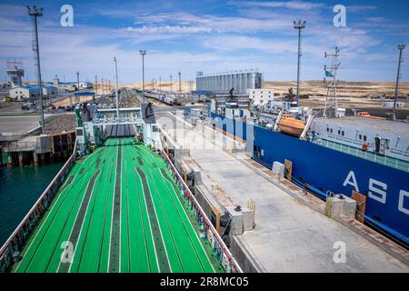 Kuryk, Kasachstan. 21. Juni 2023. Güterwagen mit Containern werden im Fährhafen Kuryk auf ein Fährschiff verladen und über das Kaspische Meer transportiert. Für den Güterverkehr zwischen Asien und Europa gewinnt der so genannte mittlere Korridor zunehmend an Bedeutung. Die Route verläuft durch Zentralasien und umgeht Russland im Norden und den Iran im Süden. Kredit: Jens Büttner/dpa/Alamy Live News Stockfoto