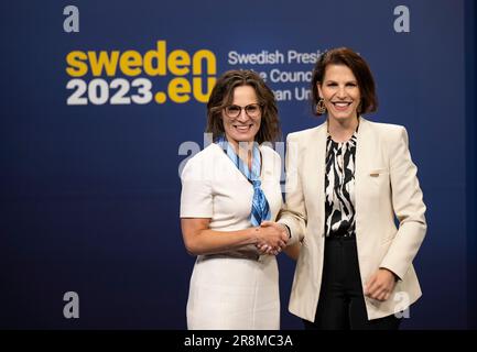 Stockholm, Schweden. 22. Juni 2023. STOCKHOLM 20230622 schwedische Ministerin für EU-Angelegenheiten Jessika Roswall begrüßt Karoline Edtstadler, Bundesministerin für EU und Verfassung, Österreich, zu der informellen Tagung des Rates "Allgemeine Angelegenheiten" in Arlanda Xpo nördlich der Stadt Stockholm. Foto: Pontus Lundahl/TT/Code 10050 ***SCHWEDEN AUS*** Kredit: TT News Agency/Alamy Live News Stockfoto