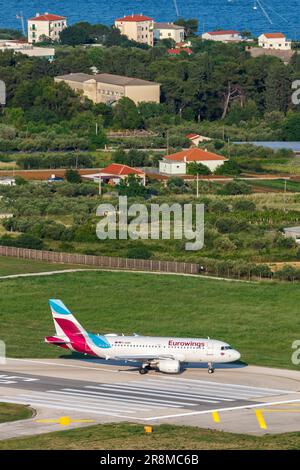 Split, Kroatien - 27. Mai 2023: Flugzeug Eurowings Airbus A319 am Flughafen Split (SPU) in Kroatien. Stockfoto