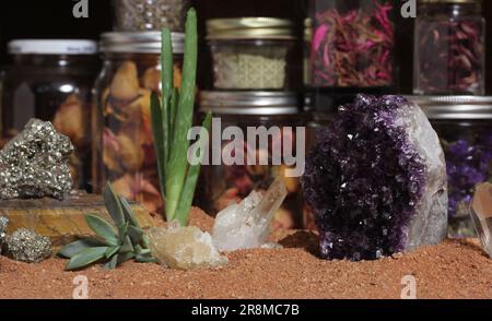 Amethyst Kristall mit Quarzkristall und Aloe Vera Pflanze Meditationsaltar Stockfoto