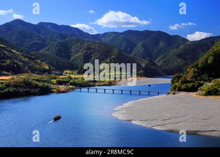 Sanri Tiefwasserüberquerung, Herbstfarben und ein Vergnügungsboot auf dem Shimantogawa River Stockfoto