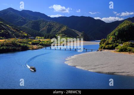 Sanri Tiefwasserüberquerung, Herbstfarben und ein Vergnügungsboot auf dem Shimantogawa River Stockfoto