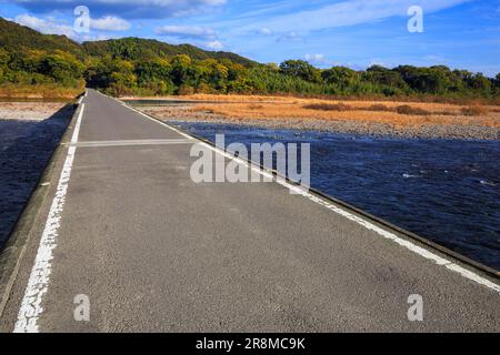 Sada-Tiefwasserüberquerung und Herbstfarben im Shimantogawa River Stockfoto