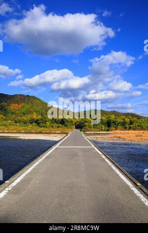 Sada-Tiefwasserüberquerung und Herbstfarben im Shimantogawa River Stockfoto