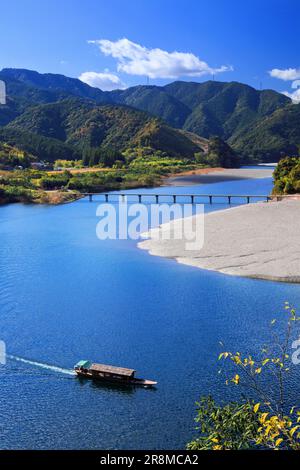 Sanri Tiefwasserüberquerung, Herbstfarben und ein Vergnügungsboot auf dem Shimantogawa River Stockfoto