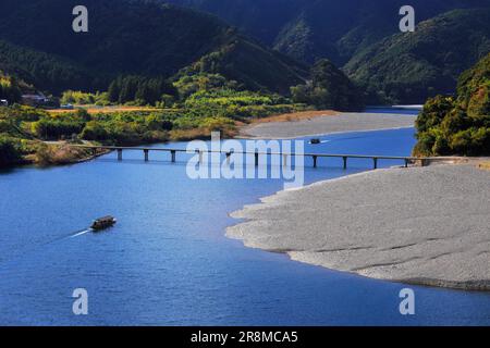 Sanri Tiefwasserüberquerung, Herbstfarben und ein Vergnügungsboot auf dem Shimantogawa River Stockfoto