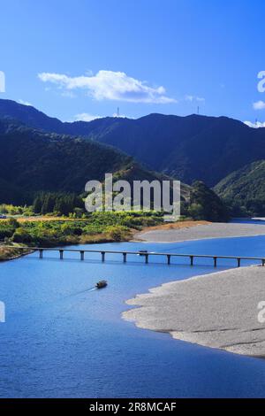 Sanri Tiefwasserüberquerung, Herbstfarben und ein Vergnügungsboot auf dem Shimantogawa River Stockfoto