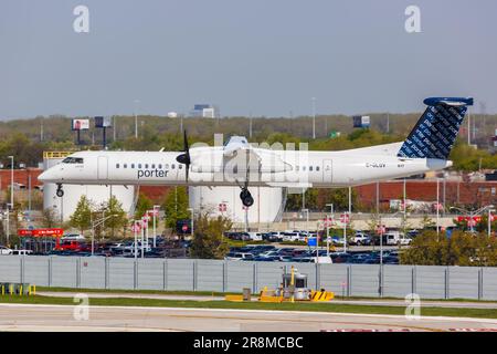 Chicago, USA - 4. Mai 2023: Flugzeug Porter Airlines De Havilland Canada Dash 8 Q400 am Chicago Midway Airport (MDW) in den USA. Stockfoto