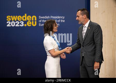 Stockholm, Schweden. 22. Juni 2023. Jessika Roswall, schwedische Ministerin für EU-Angelegenheiten, begrüßt Andy Detaille, Botschafter, Belgien, zu der informellen Tagung des Rates "Allgemeine Angelegenheiten" in Arlanda Xpo nördlich von Stockholm. Foto: Pontus Lundahl/TT/code10050 ***SCHWEDEN AUS*** Kredit: TT News Agency/Alamy Live News Stockfoto