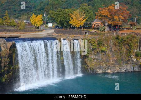 Harajirinotaki fällt und fällt in die Herbstfarben Stockfoto