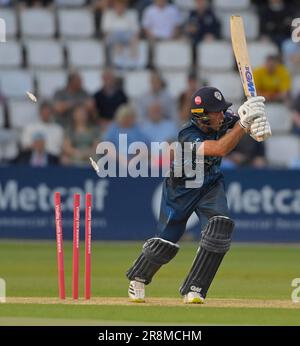 Northampton 21 - Juni 2023 : Wayne Madsen von Derbyshire Falcons für 35 Runden von David Willey von Northamptonshire für 35 Runden während des Vitality T20 Blast-Spiels zwischen Northamptonshire Steelbacks gegen Derbyshire Falcons im County Ground Northampton England . Stockfoto