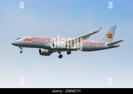 Dallas, USA - 7. Mai 2023: Air Canada A220-300 Flugzeug in Retro-Farben am Dallas Fort Worth Airport (DFW) in den USA. Stockfoto