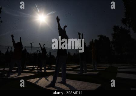 21. Juni 2023, Srinagar, Jammu und Kaschmir, Indien: Teilnehmer führen Yoga-Übungen zum Internationalen Yoga-Tag während einer Veranstaltung am Ufer des Dal-Sees in Srinagar durch (Bild: © Mubashir Hassan/Pacific Press via ZUMA Press Wire). REDAKTIONELLE VERWENDUNG! Nicht für den kommerziellen GEBRAUCH! Stockfoto