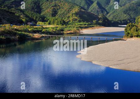 Sanri Niedrigwasserüberquerung und Herbstfarben im Shimantogawa River Stockfoto