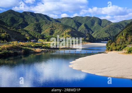 Sanri Niedrigwasserüberquerung und Herbstfarben im Shimantogawa River Stockfoto