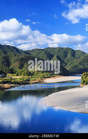 Sanri Niedrigwasserüberquerung und Herbstfarben im Shimantogawa River Stockfoto