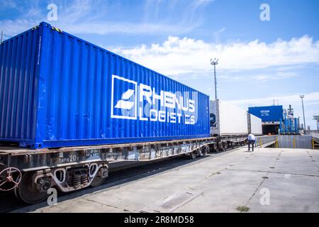 Kuryk, Kasachstan. 21. Juni 2023. Güterwagen mit Containern werden im Fährhafen Kuryk auf ein Fährschiff verladen und über das Kaspische Meer transportiert. Für den Güterverkehr zwischen Asien und Europa gewinnt der so genannte mittlere Korridor zunehmend an Bedeutung. Die Route verläuft durch Zentralasien und umgeht Russland im Norden und den Iran im Süden. Kredit: Jens Büttner/dpa/Alamy Live News Stockfoto