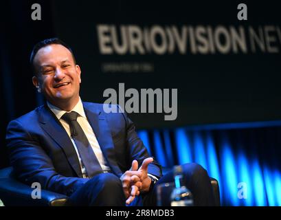Dublin, Irland. 19. Juni 2023. Foto von Simon Wilkinson/SWpix.com - 19/06/2023 - Eurovision News - NewsXChange 2023 Conference - The Convention Centre Dublin, Irland - Keynote Interview, Taoiseach Leo Varadkar TD Premierminister von Irland Interview von Tara Mills BBC NewsLine Northern Ireland Credit: SWpix/Alamy Live News Stockfoto