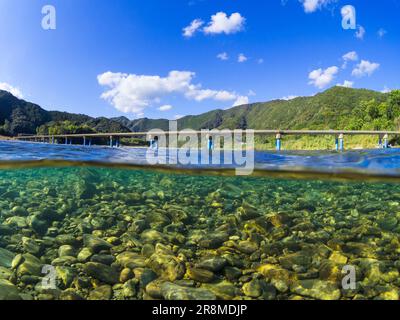 Eine Niedrigwasserüberquerung und der Shimantogawa River in Sada Stockfoto