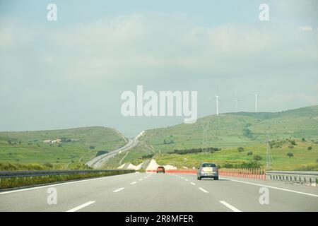 Izmir, Turkiye - Mai 27 2023: Hintergrundmaterial zur Izmir Istanbul Highway Road Stockfoto