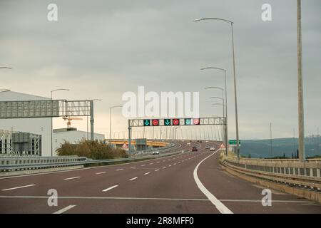 Kocaeli, Dilovasi Turkiye - Mai 27 2023: Hintergrundmaterial zur Izmir Istanbul Highway Road Stockfoto