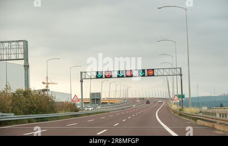 Kocaeli, Dilovasi Turkiye - Mai 27 2023: Hintergrundmaterial zur Izmir Istanbul Highway Road Stockfoto