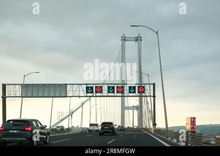 Kocaeli, Dilovasi Turkiye - Mai 27 2023: Die Osmangazi-Brücke ist mit einer Länge von 2.682 Metern die viertlängste Hängebrücke der Welt Stockfoto