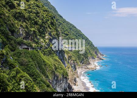 Die atemberaubende Aussicht enthüllt die Pracht der Klippen an der Südostküste Taiwans, Qingshui Cliff in der Nähe des Taroko-Nationalparks. Sie übersehen die üppige Landschaft Stockfoto