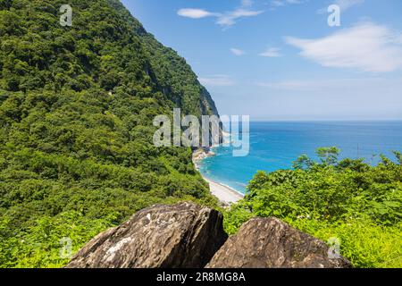 Die atemberaubende Aussicht enthüllt die Pracht der Klippen an der Südostküste Taiwans, Qingshui Cliff in der Nähe des Taroko-Nationalparks. Sie übersehen die üppige Landschaft Stockfoto