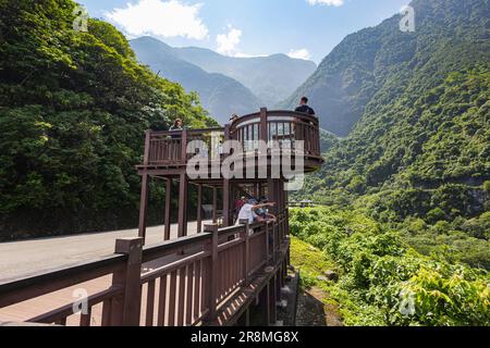 Qingshui Cliff, Taiwan - 23. Mai 2023: Aussichtsplattform oder Aussichtspunkt am Qingshui Cliff. Die atemberaubende Aussicht enthüllt die Pracht der Klippen von Taiwa Stockfoto