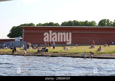 Sankt Petersburg, Russland. 21. Juni 2023. Touristen entspannen sich an der Küste und am Strand der Peter-und-Paul-Festung während der Hitze in Sankt Petersburg. Kredit: SOPA Images Limited/Alamy Live News Stockfoto