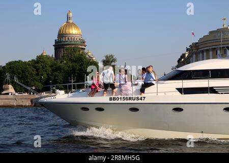 Sankt Petersburg, Russland. 21. Juni 2023. Ein Boot fährt Touristen entlang der Newa in St. Petersburg, in der Nähe von St. Isaakskathedrale. Kredit: SOPA Images Limited/Alamy Live News Stockfoto