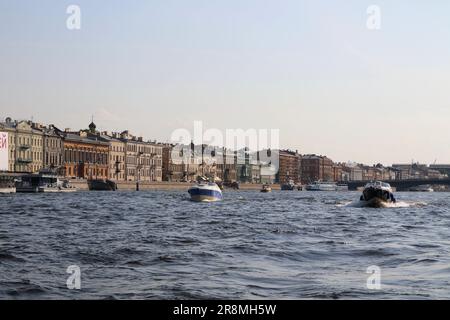 Sankt Petersburg, Russland. 21. Juni 2023. Boote und Motorschiffe führen Touristen entlang der Newa in Sankt Petersburg. Kredit: SOPA Images Limited/Alamy Live News Stockfoto