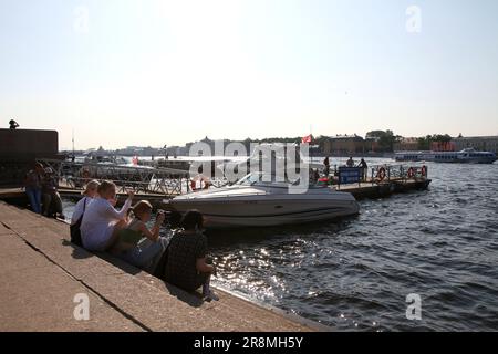 Sankt Petersburg, Russland. 21. Juni 2023. Touristen, Mädchen entspannen sich auf dem Pier am Newa River in St. Petersburg. Kredit: SOPA Images Limited/Alamy Live News Stockfoto