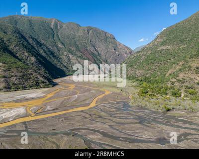 Luftaufnahme der abgelegenen Landschaft von Rio Sacambaya mit einem riesigen Flussbett und Flusskanälen in den bolivianischen Anden in Südamerika Stockfoto