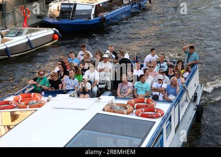 Sankt Petersburg, Russland. 21. Juni 2023. Touristen und Gäste der Stadt fahren mit dem Motorboot auf der Moika im Zentrum von Sankt Petersburg. (Foto: Maksim Konstantinov/SOPA Images/Sipa USA) Guthaben: SIPA USA/Alamy Live News Stockfoto