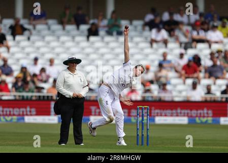 Lauren Bell von England liefert den Ball beim Metro Bank Women's Ashes 2023-Spiel England gegen Australien auf der Trent Bridge, Nottingham, Großbritannien, 22. Juni 2023 (Foto von Mark Cosgrove/News Images) Stockfoto