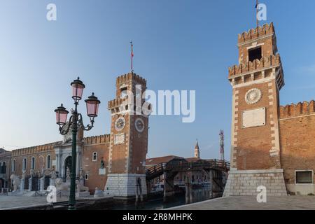 Venedig. Alte Steintürme des Arsenals über dem Kanal Stockfoto