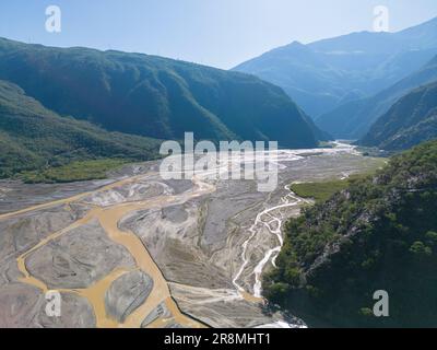 Luftaufnahme der abgelegenen Landschaft von Rio Sacambaya mit einem riesigen Flussbett und Flusskanälen in den bolivianischen Anden in Südamerika Stockfoto