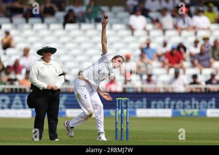 Lauren Bell von England liefert den Ball beim Metro Bank Women's Ashes 2023-Spiel England gegen Australien auf der Trent Bridge, Nottingham, Großbritannien, 22. Juni 2023 (Foto von Mark Cosgrove/News Images) Stockfoto