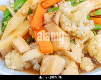 Pad pak ruam oder pak Pad ruam mitr, Gemüse in Austernsauce gebraten, ein sehr übliches Gericht in einer thailändischen Küche. Stockfoto