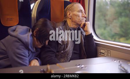 Warschau, Polen. 11. Juni 2023. Ein älteres Paar reist im Zug, Senior schaut aus dem Fenster, eine Frau schläft (Kreditbild: © Andrey Nekrasov/ZUMA Press Wire) NUR REDAKTIONELLE VERWENDUNG! Nicht für den kommerziellen GEBRAUCH! Stockfoto