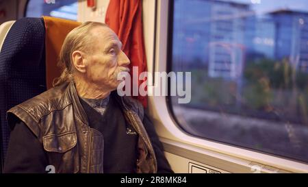 Warschau, Polen. 11. Juni 2023. Nahaufnahme des Seniors mit Brille fährt in einem Zug und schaut aus dem Fenster (Kreditbild: © Andrey Nekrasov/ZUMA Press Wire) NUR REDAKTIONELLE VERWENDUNG! Nicht für den kommerziellen GEBRAUCH! Stockfoto