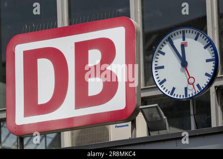 22. Juni 2023, Bayern, München: Die Uhr neben dem Logo der Deutschen Bahn (DB) am Eingang zum Münchner Hauptbahnhof zeigt auf 'fünf bis zwölf'. Die Tarifverhandlungen in der Deutschen Bahn sind gescheitert. Dies wurde am Mittwoch in Berlin von der Eisenbahn- und Verkehrsunion (EVG) angekündigt. Sie will nun im Bundesdirektorium über die nächsten Schritte entscheiden, möglicherweise ein unbefristeter Streik. Foto: Peter Kneffel/dpa Stockfoto