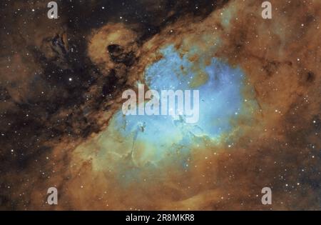 Der Adlernebel (Messier 16) mit den Säulen der Schöpfung in den Sternenserpen, fotografiert aus Großbritannien Stockfoto