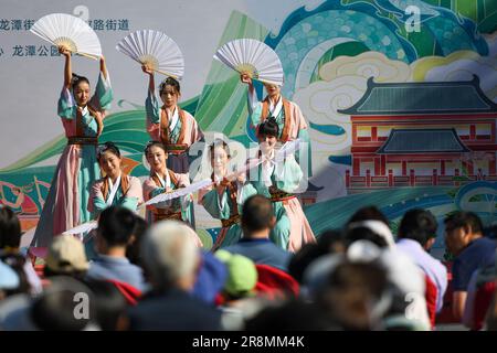 Peking, China. 22. Juni 2023. Die Menschen sehen eine Vorstellung im Longtan Park in Peking, Hauptstadt von China, am 22. Juni 2023. Während des Dragon Boat Festivals fanden hier zahlreiche Aktivitäten statt, darunter Bootsrennen, Aufführungen und interaktive Spiele. Kredit: Ju Huanzong/Xinhua/Alamy Live News Stockfoto