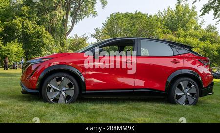 GROSSE POINTE SHORES, MI/USA - 18. JUNI 2023: Ein 2023 Nissan Ariya e-4orce Platinum+ EV-Auto, EyesOn Design Car Show, in der Nähe von Detroit, Michigan. Stockfoto