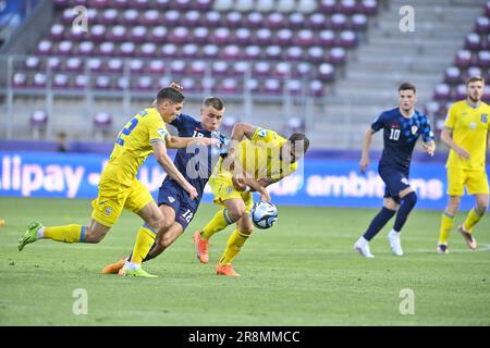 BUKAREST, RUMÄNIEN - 20. JUNI 2023 - die Spieler der Ukraine (gelbes Trikot) und Kroatiens werden während der UEFA European under 21 Championshi 2023 in Aktion gesehen Stockfoto