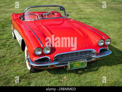 GROSSE POINTE SHORES, MI/USA - 18. JUNI 2023: Ein 1961 Chevrolet Corvette Car, EyesOn Design Car Show, Edsel & Eleanor Ford House, in der Nähe von Detroit. Stockfoto